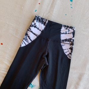 Electric & Rose black and white tie-dye yoga leggings
size S